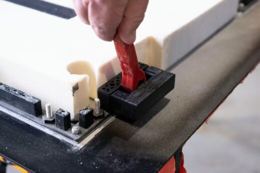 Nieuw: mechanisch monteren voor vleugeloverdekkende aluminium deurpanelen 1 Nieuw: mechanisch monteren voor vleugeloverdekkende aluminium deurpanelen