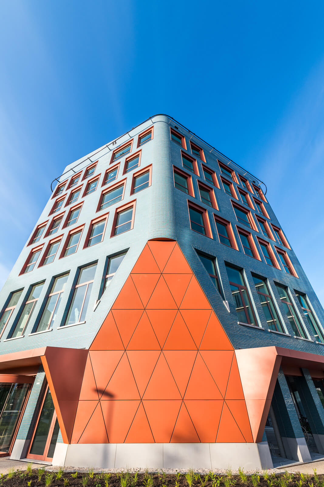 UE Upoffiz Loop5 roundal aluminium plaatwerk terracotta kleur plaatwerk