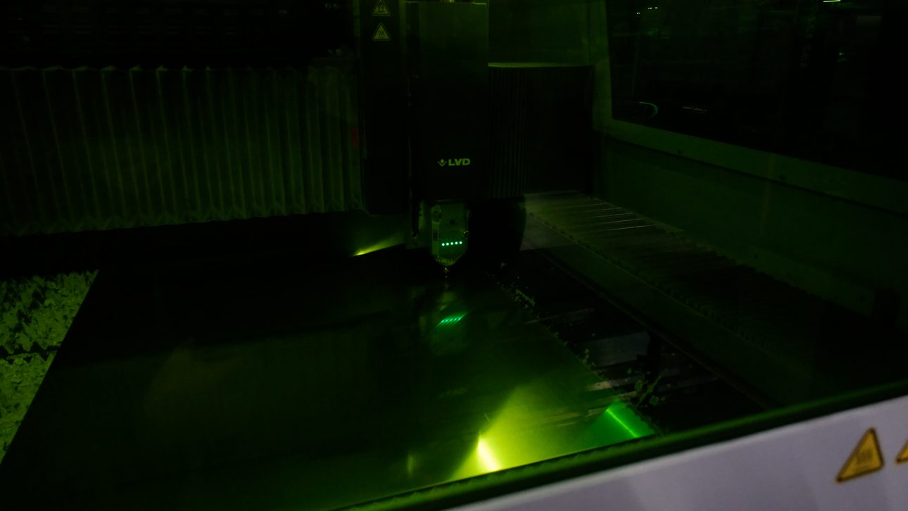 D'une tôle plate à une porte d'entrée pleine de caractère 3 Laser 1